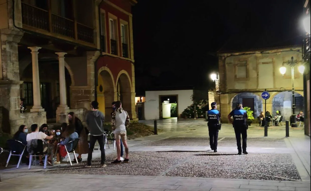 La Policía Local De Avilés Pone Cinco Multas Por Hacer Botellón Y Denuncia A Un Bar De Copas